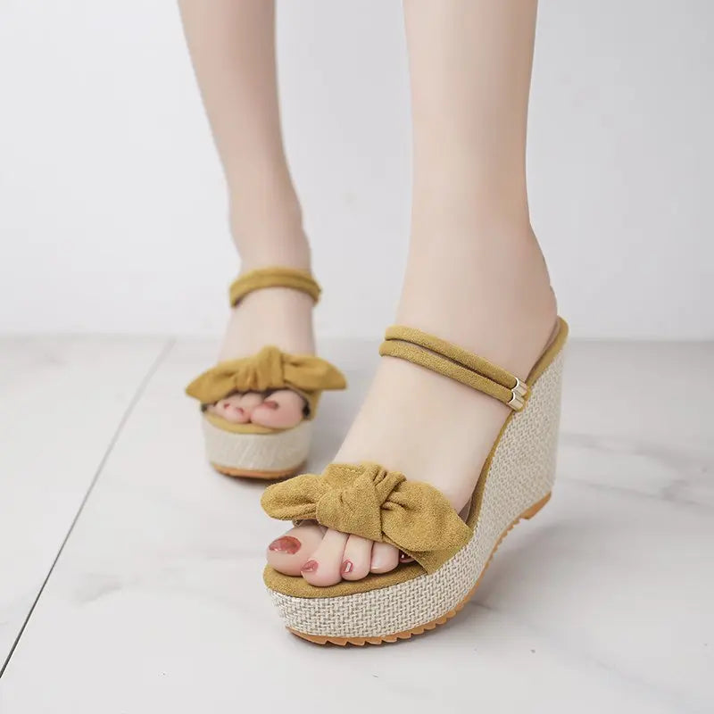 סנדלי פלטפורמה אלגנטיים- קלואי